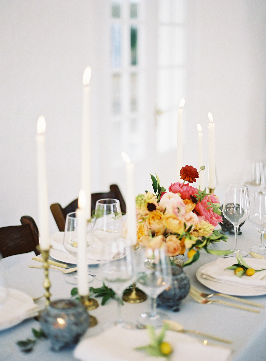 a wedding day table decorated with florals by ashley beyer of tinge